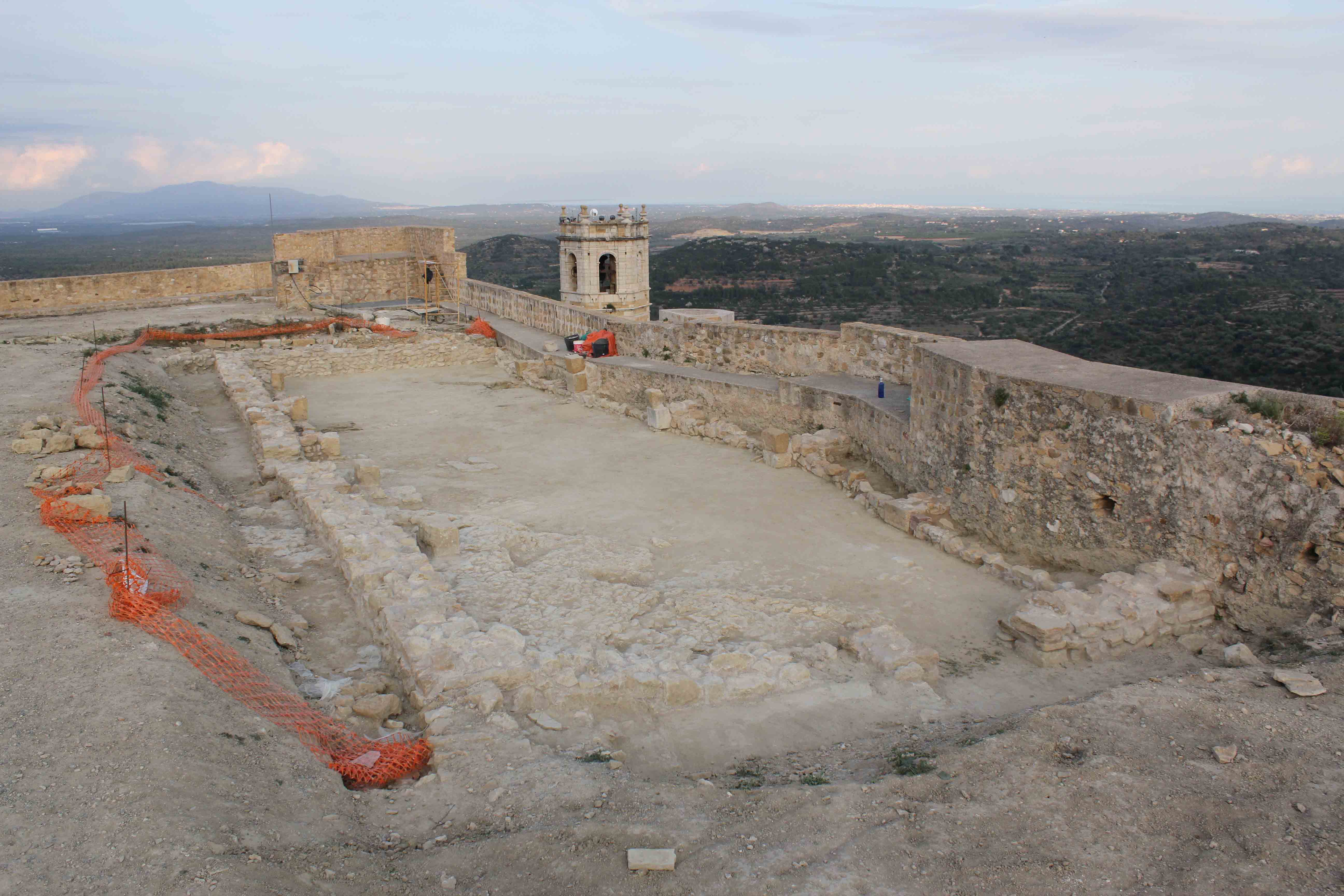 Obres de restauració de la possible Capella de Sant Joan del Castell de Cervera del Maestre (Castelló)